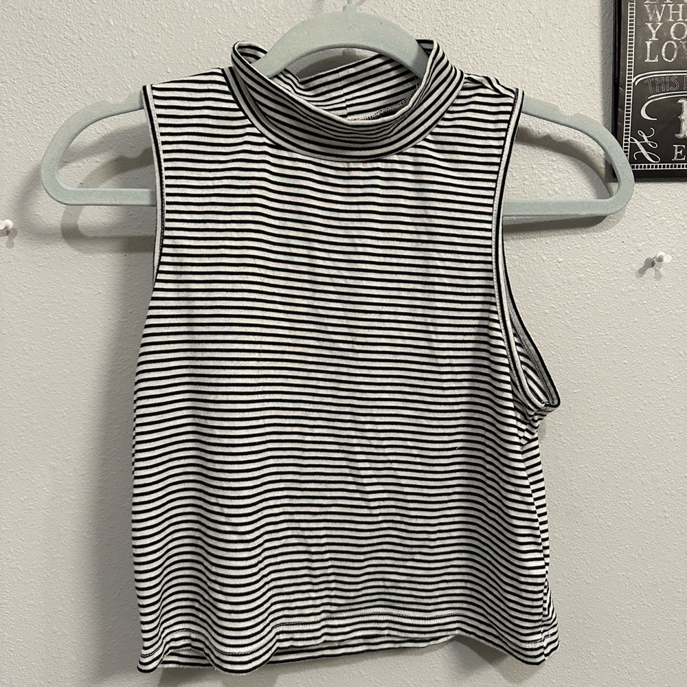 Sleeveless Turtle Neck